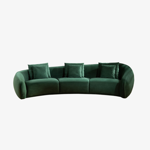 Modernes dunkelgrünes, gebogenes Dreisitzer-Sofa aus Samt mit Kissen für das Wohnzimmer