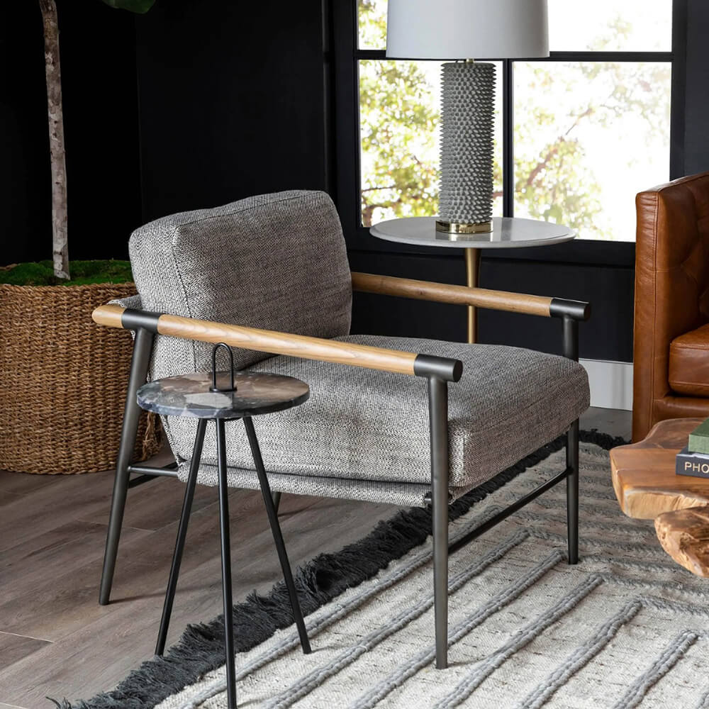 Minimalistischer Loungesessel aus Holz für den Innenbereich im Wohnzimmer