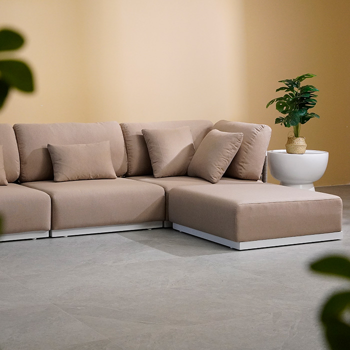 Modernes L-förmiges 4- bis 5-Sitzer-Sofaset für den Außenbereich aus Rattan mit Ottomane