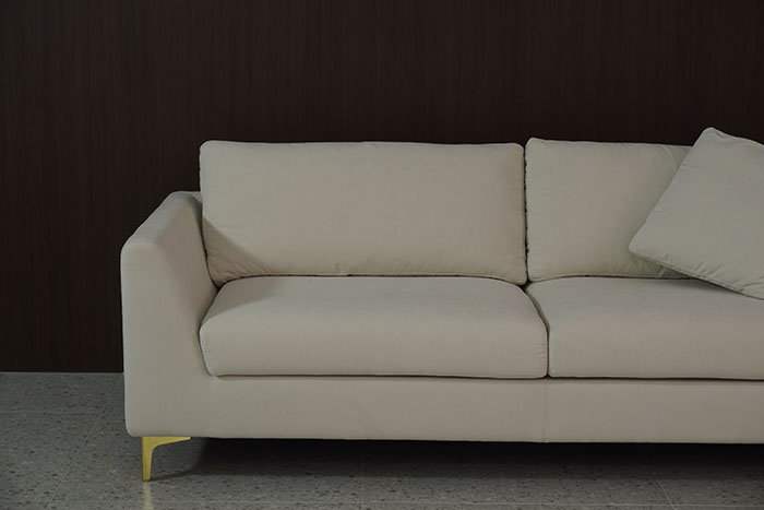 Italienisches modernes 2-Sitzer-Sofa mit Metallbeinen 