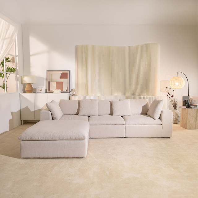 Modernes, weißes, 4-teiliges Sofagarnitur mit daunengefüllten Kissen/Kissen. Bequemes Sofa
