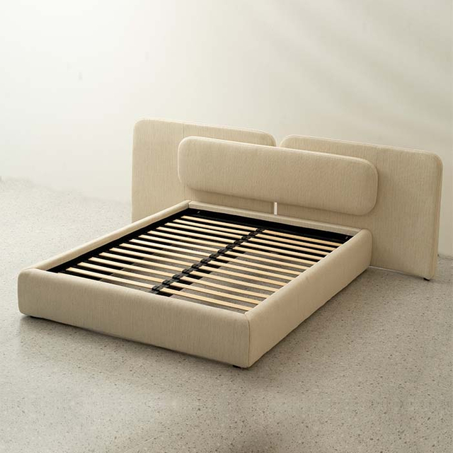 Schlichtes, modernes King-Size-Schlittenbett mit gepolsterter Plattform und Holzrahmen 