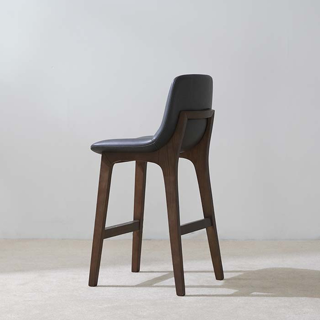 Moderner weißer Barhocker mit Eschenholzrahmen und gepolstertem Sitz