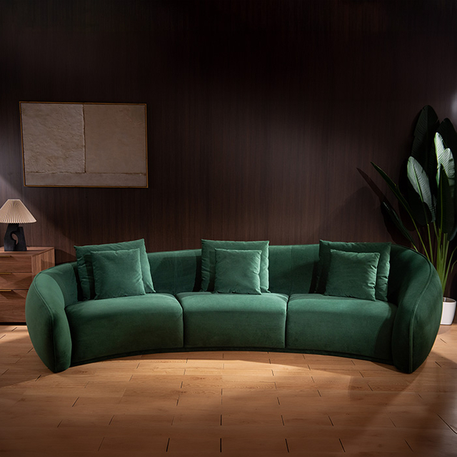 Modernes dunkelgrünes, gebogenes Dreisitzer-Sofa aus Samt mit Kissen für das Wohnzimmer