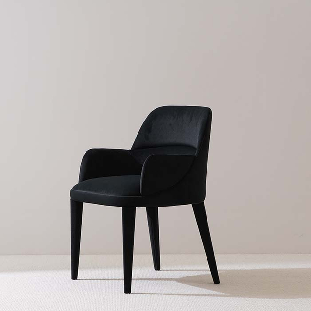 Moderner, minimalistischer Esszimmersessel mit schwarzer Samtpolsterung und Rückenlehne
