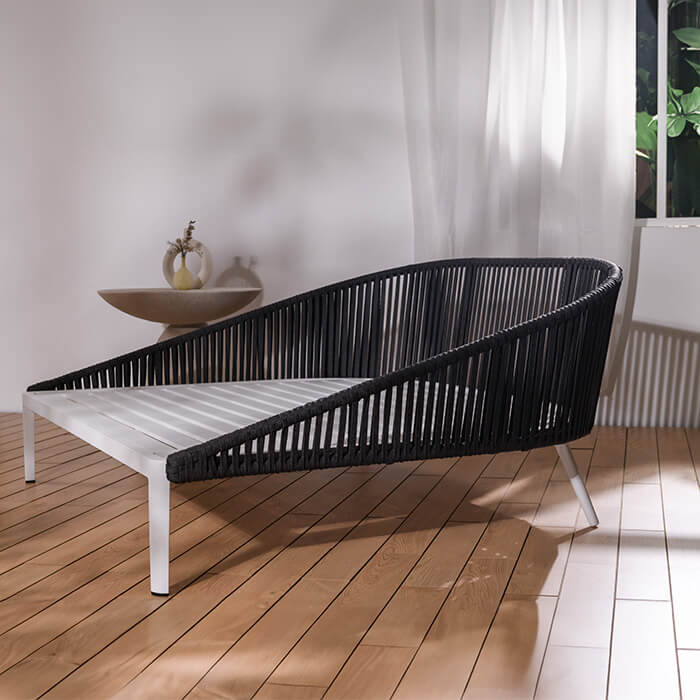 Modernes Outdoor-Rattan-Tagesbett mit Kissen und Aluminiumrahmen, Sonnenliegen für den Garten