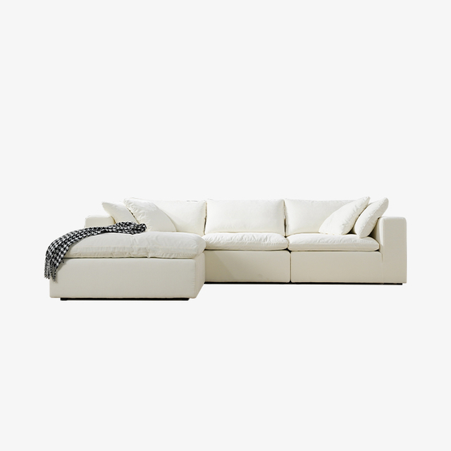 Modernes, weißes, 4-teiliges Sofagarnitur mit daunengefüllten Kissen/Kissen. Bequemes Sofa