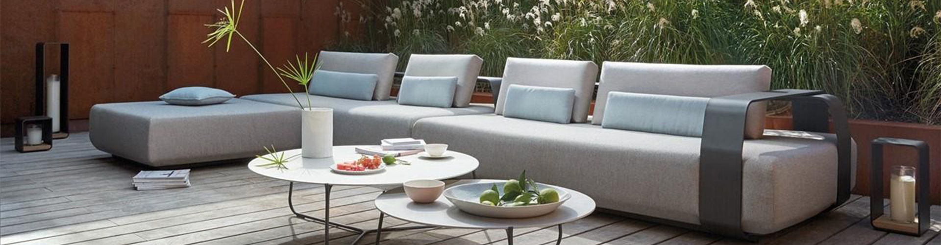 Schwarzer Essstuhl im Freien