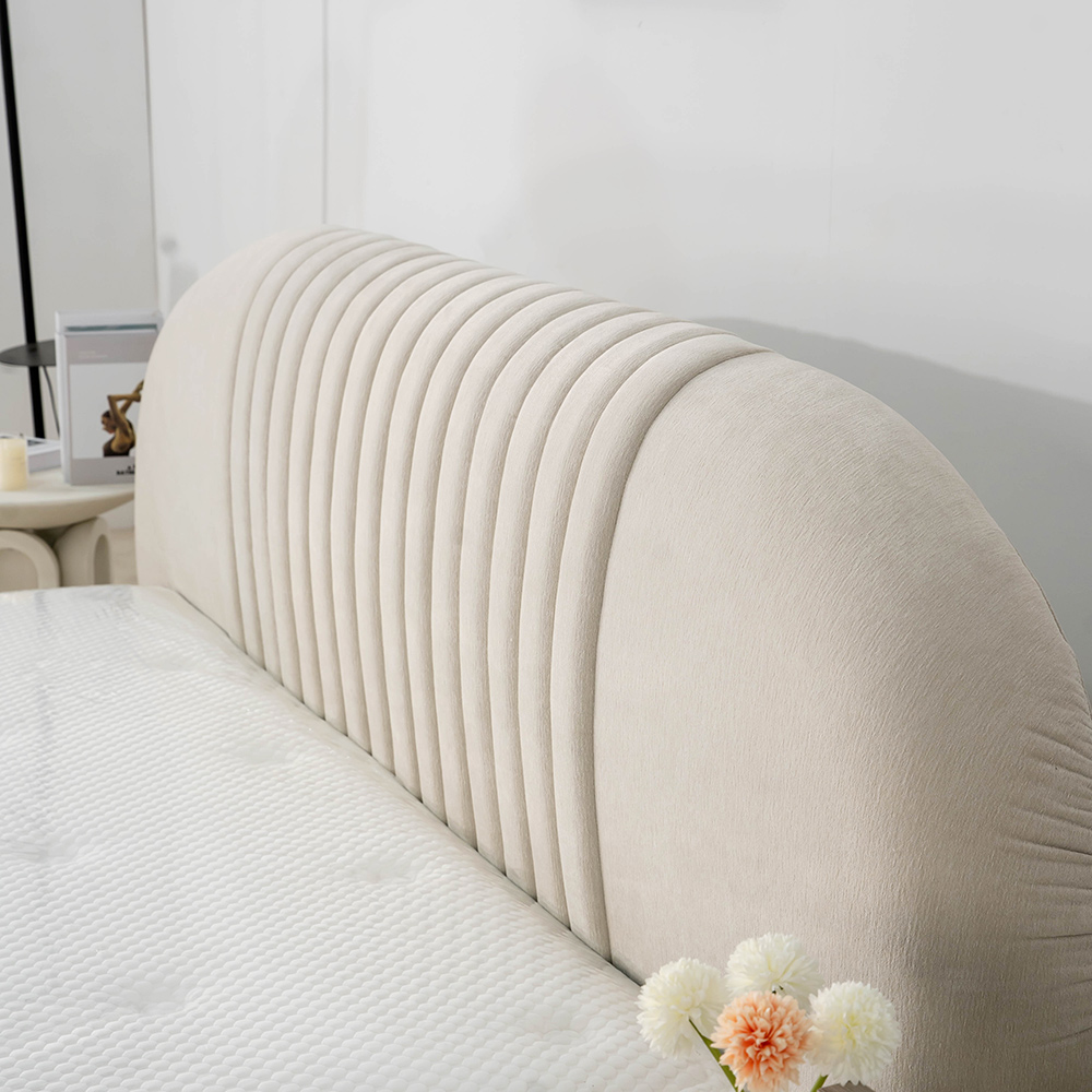 Modernes, mit Samt gepolstertes Plattformbett, Kingsize-Bettgestell