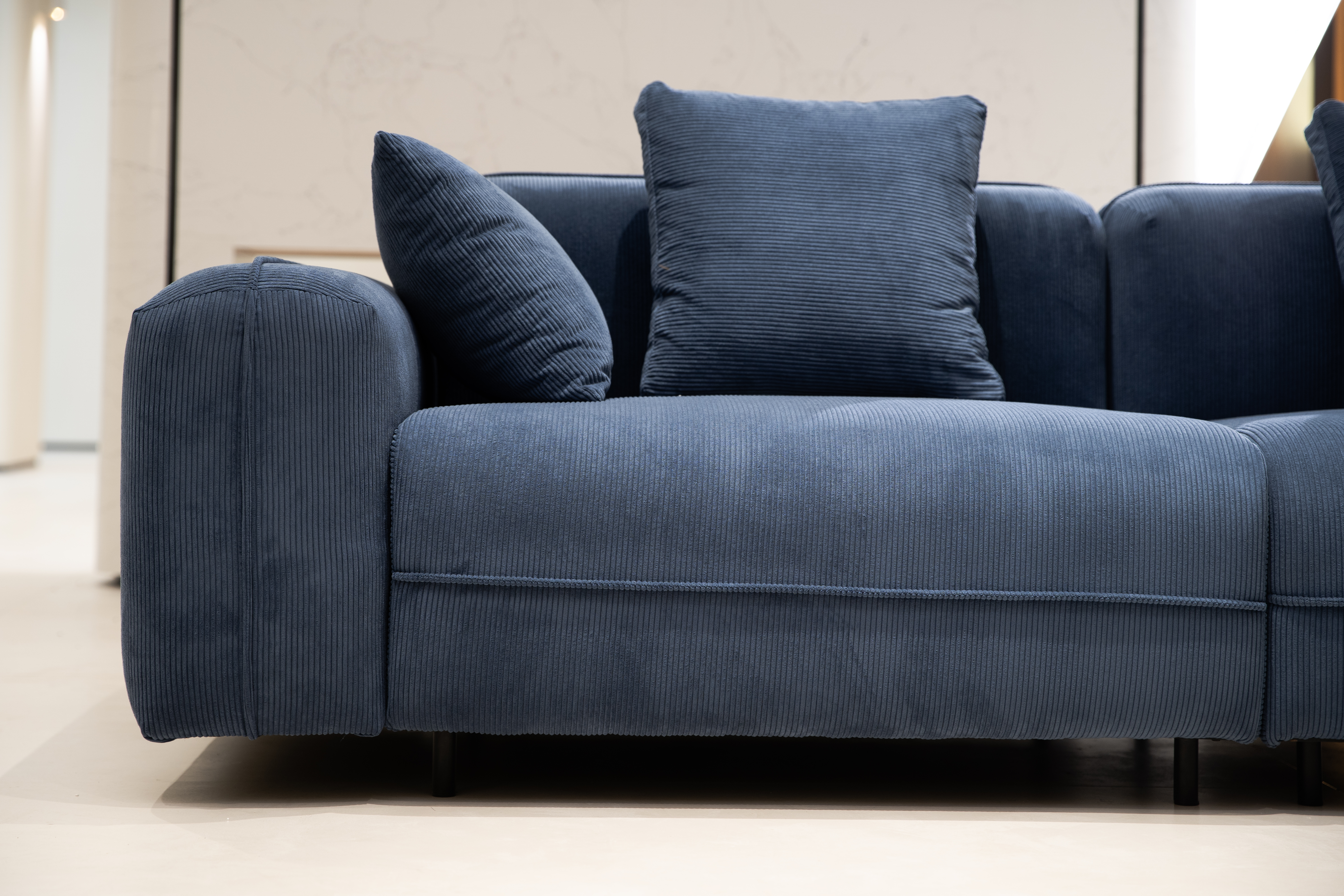 Minimalistisches Zweisitzer-Sofa