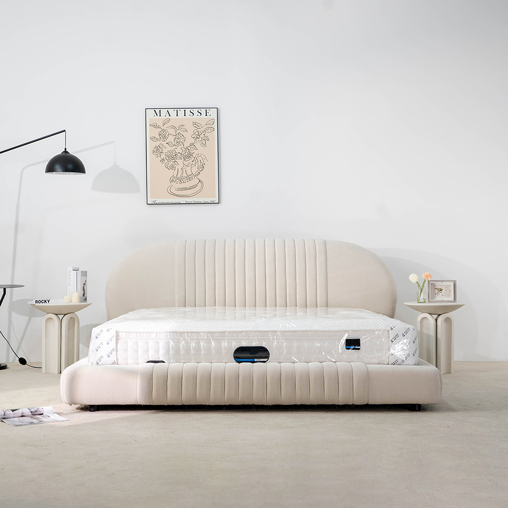 Modernes, mit Samt gepolstertes Plattformbett, Kingsize-Bettgestell