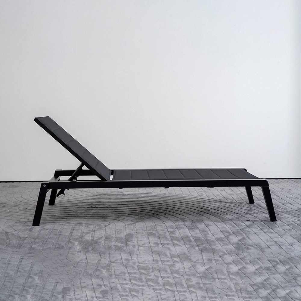Schwarze Outdoor-Sonnenliege aus Aluminium mit verstellbarer Rückenlehne